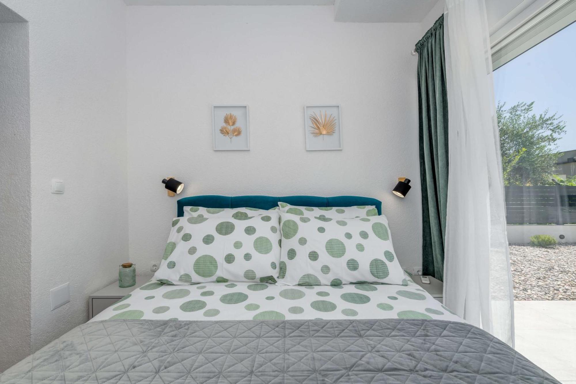 Six On Pool Apartment *