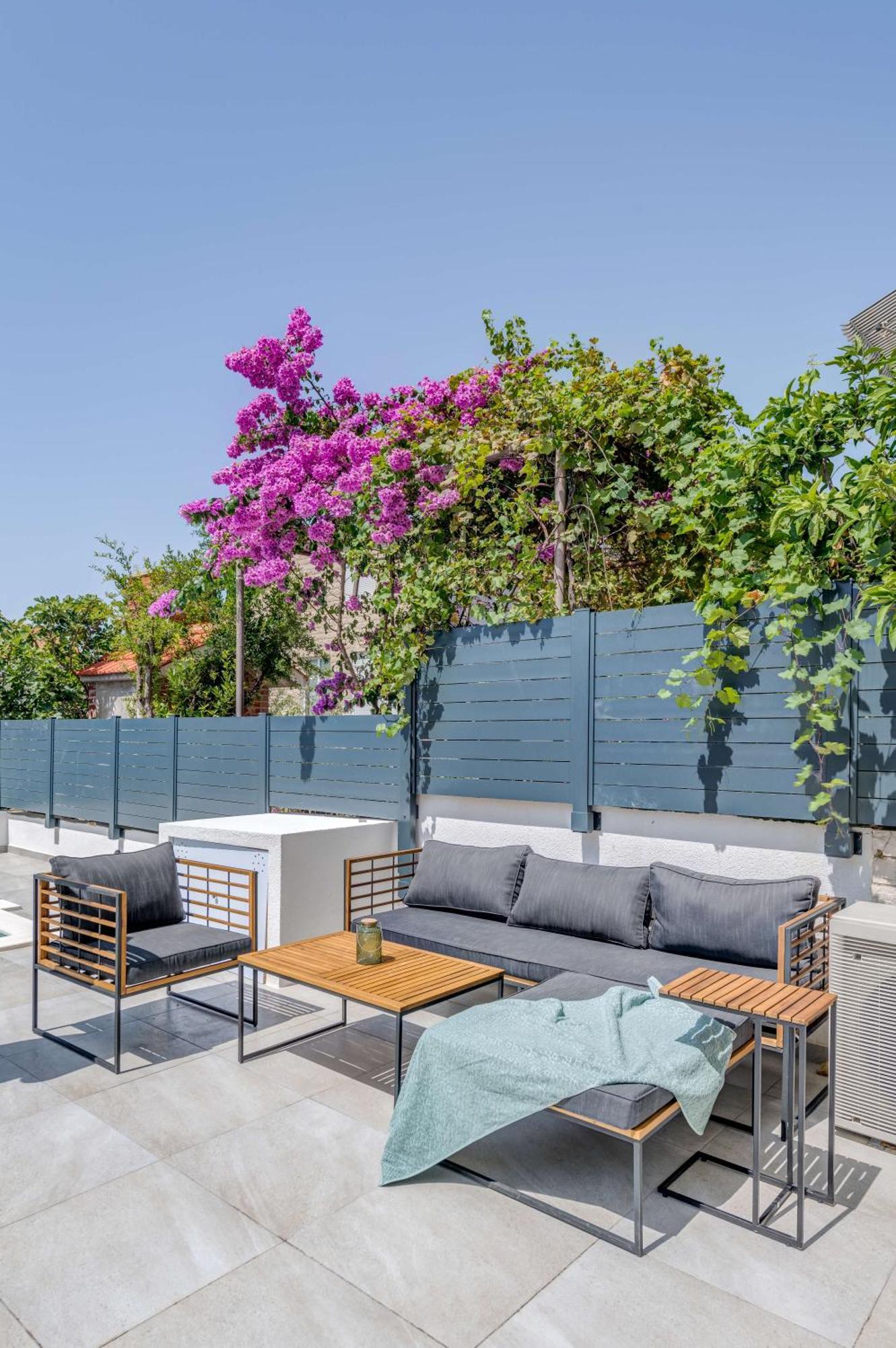 Six On Pool Apartment *