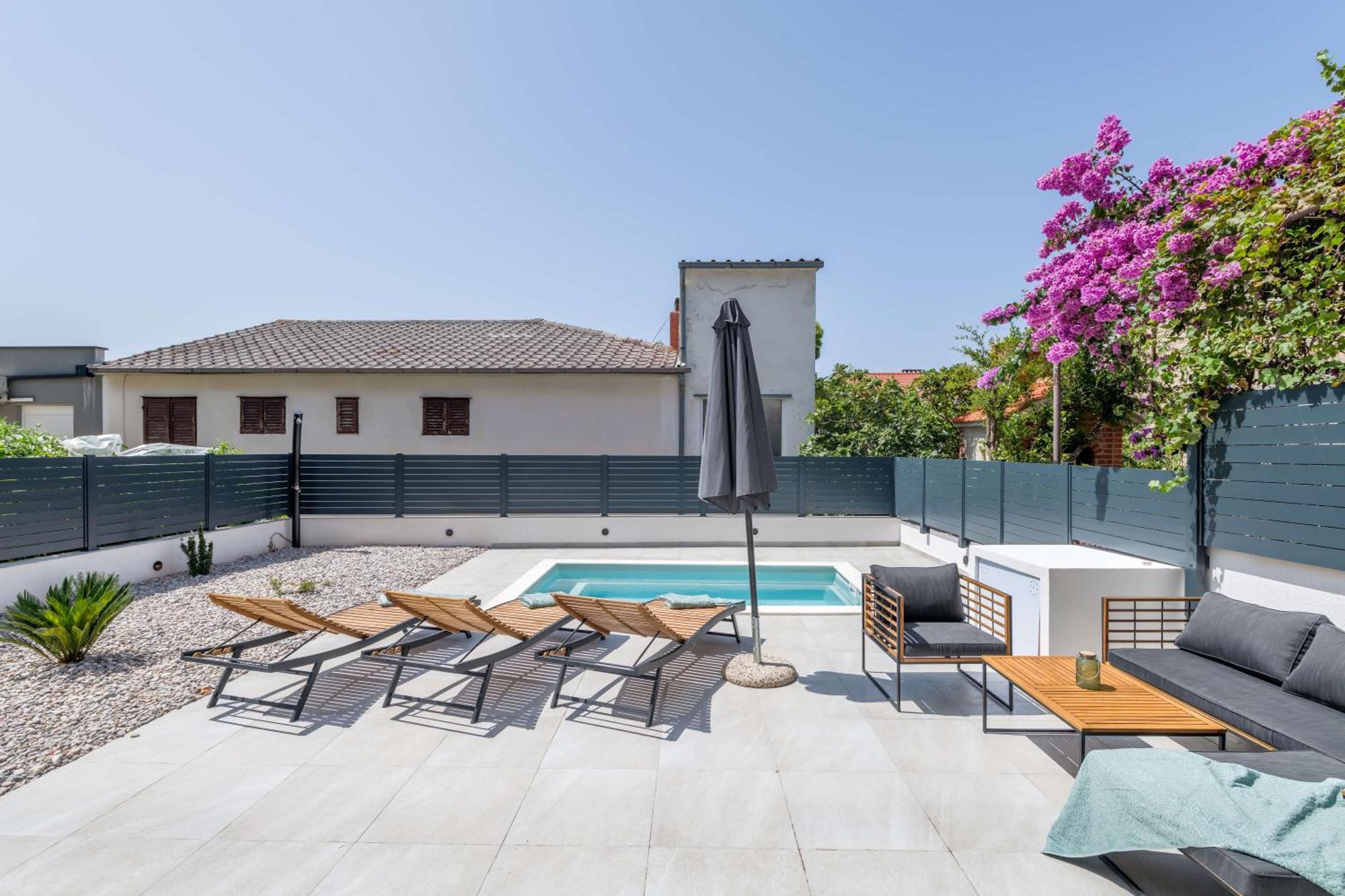 Six On Pool Makarska