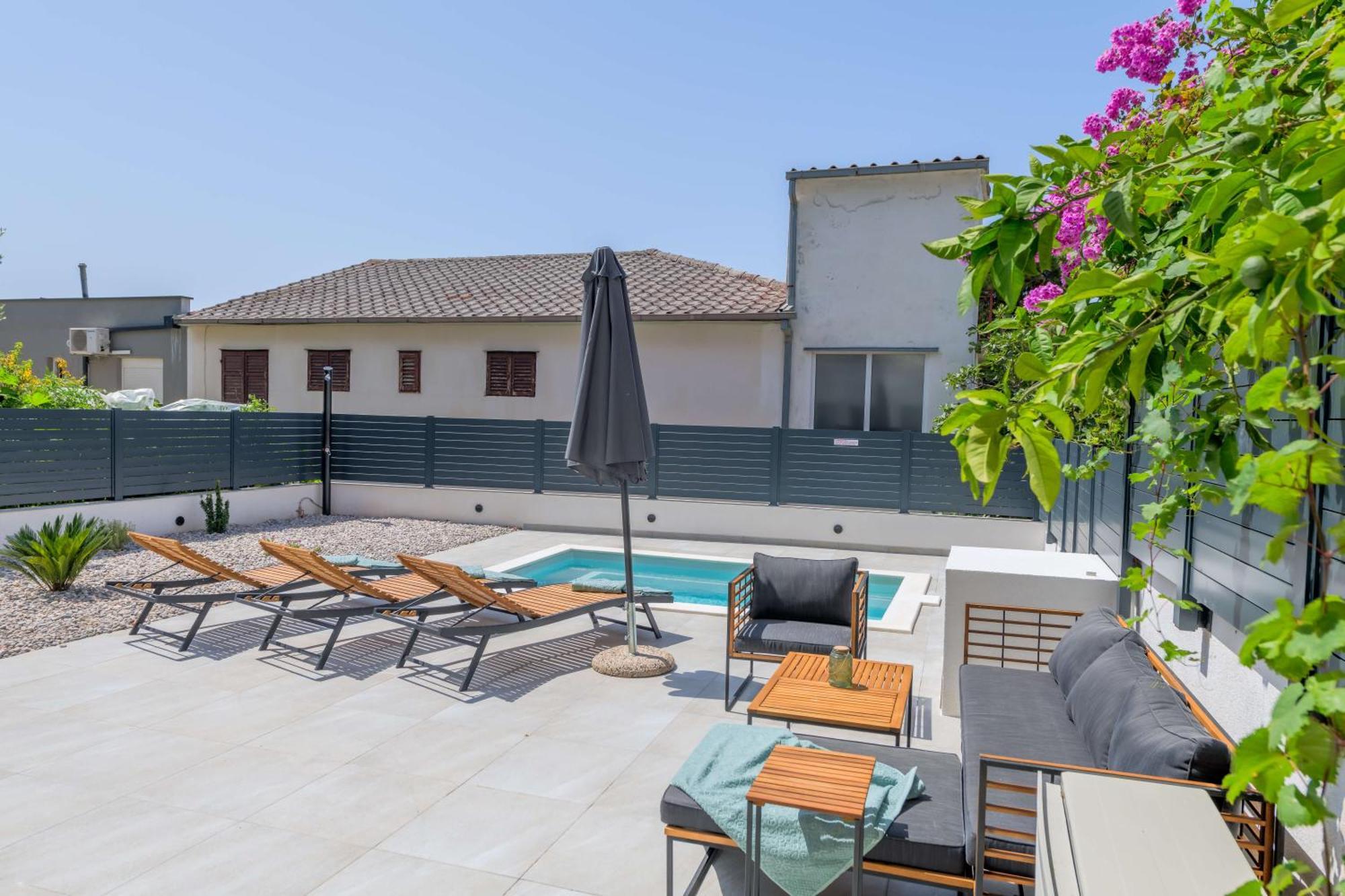 Six On Pool Apartment