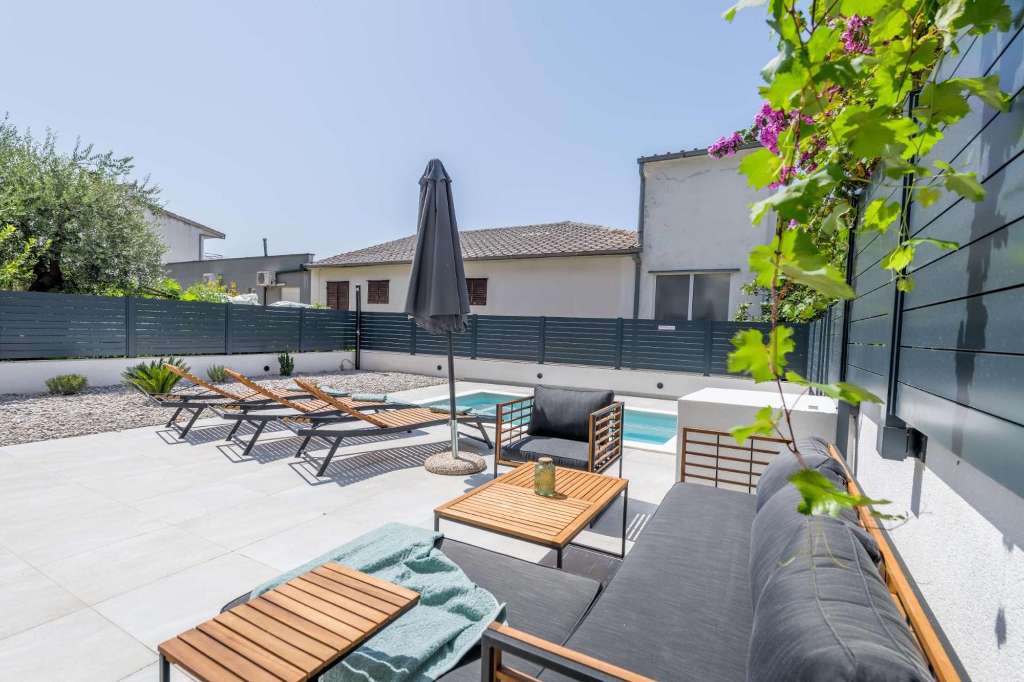 Six On Pool Apartment