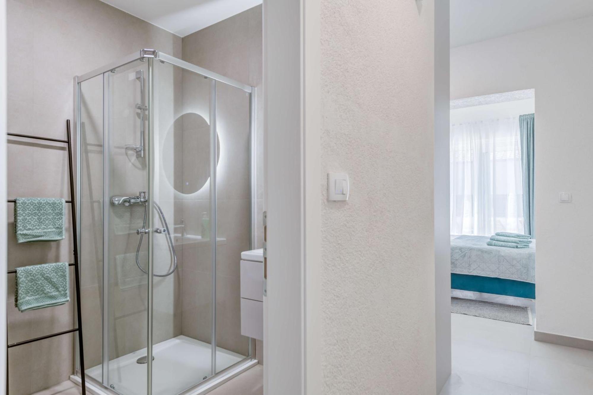 Six On Pool Apartment Makarska